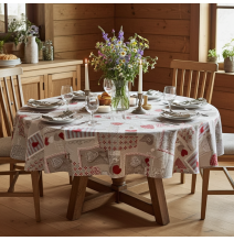 Runde Tischdecke mit Patchworkmuster und roten Herzen